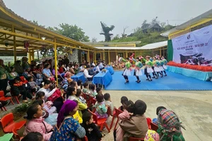 Nhân dân, học sinh và phụ huynh ở bản Lồng, xã Quài Tở, tỉnh Điện Biên vui mừng chứng kiến lễ khánh thành, đưa Điểm trường Hạnh Phúc ở bản Lồng vào sử dụng.