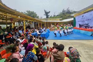 Nhân dân, học sinh và phụ huynh ở bản Lồng, xã Quài Tở, tỉnh Điện Biên vui mừng chứng kiến lễ khánh thành, đưa Điểm trường Hạnh Phúc ở bản Lồng vào sử dụng.