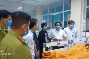 Giám đốc Sở Y tế Điện Biên Phạm Giang Nam (người thứ 2 từ phải sang) thăm, động viên thân nhân người bị bỏng do chữa cháy rừng. 