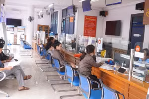 Cán bộ Trung tâm phục vụ hành chính công phường Điện Biên Phủ tiếp nhận yêu cầu giải quyết thủ tục hành chính của nhân dân. 