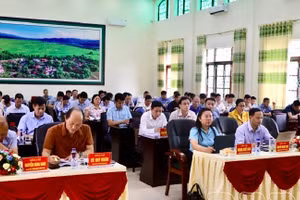 Thành viên Tổ công tác liên ngành tham mưu phương án sắp xếp cơ sở giáo dục tỉnh Điện Biên, họp bàn thống nhất phương án sắp xếp các cơ sở giáo dục.