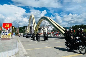 Cán bộ, chiến sĩ Phòng Cảnh sát cơ động Công an tỉnh Điện Biên tăng cường tuần tra khép kín địa bàn. (Ảnh: GIANG TRANG)