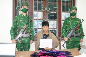 Giàng A Đông cùng tang vật 60 nghìn viên ma túy tổng hợp tại cơ quan chức năng.