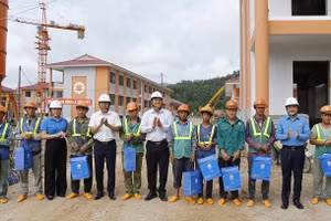 Đồng chí Tẩn Minh Long, Chủ tịch Liên đoàn Lao động tỉnh Điện Biên cùng đồng chí Bùi Đức Giang, Tổng giám đốc Công ty Thương mại-Xây dựng số 6 tặng quà, động viên công nhân, người lao động đang xây dựng Trường nội trú liên cấp Thanh Nưa. 