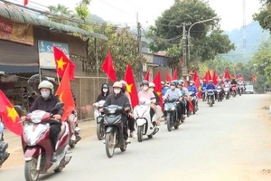 Cán bộ, công chức cùng đoàn viên thanh niên xã Mường Mùn, tỉnh Điện Biên ra quân tuyên truyền về cuộc bầu cử đại biểu Quốc hội và hội đồng nhân dân các cấp, nhiệm kỳ 2026-2031. 