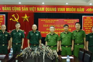 Đại diện hai đơn vị chứng kiến việc bàn giao và tiếp nhận 39 khẩu súng các loại. (Ảnh: ANH DŨNG)