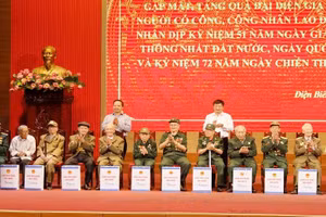 Lãnh đạo tỉnh trao quà tặng các chiến sĩ giải phóng miền nam và chiến sĩ Điện Biên.