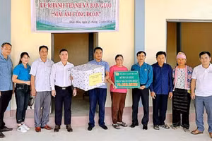 Ông Nguyễn Công Tám, Chủ tịch Hội đồng quản trị cùng lãnh đạo Công ty Cổ phần Cao-su Điện Biên trao kinh phí hỗ trợ công nhân làm nhà ở "Mái ấm công đoàn". 