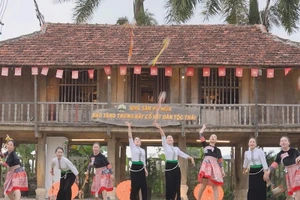 Nhân dân các dân tộc tỉnh Điện Biên say sưa luyện tập chờ đón Lễ hội Ném còn giữa ba nước Việt Nam-Lào-Trung Quốc lần đầu được tổ chức tại Điện Biên. 