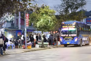 Lòng đường tại nút giao giữa Quốc lộ 6 với Quốc lộ 279 tại Tuần Giáo bị chiếm dụng làm nơi bán hàng; dừng, đỗ trả hàng, trả khách của các xe chở khách, chở hàng... càng làm tăng nguy cơ tiềm ẩn tai nạn giao thông với người, phương tiện lưu thông.