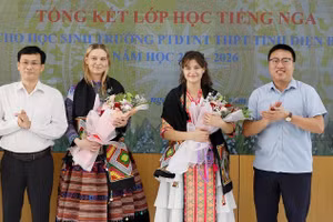 Lãnh đạo Sở Giáo dục và Đào tạo Điện Biên, Hiệu trưởng Trường phổ thông dân tộc nội trú trung học phổ thông tỉnh Điện Biên tặng hoa, cảm ơn hai giảng viên dạy tiếng Nga đến từ thành phố Saint Petersburg đã giúp học sinh Điện Biên được học tiếng Nga theo chương trình cơ bản.