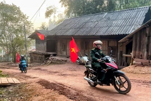 Cán bộ, chiến sĩ Đồn biên phòng Nậm Nhừ đem theo loa di động về từng bản tuyên truyền nội dung cuộc bầu cử đến nhân dân. 