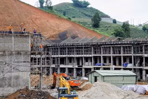 Ngoài khó khăn do biến động giá nguyên, vật liệu, dự án xây dựng Trường nội trú liên cấp Núa Ngam còn gặp khó khăn do chưa đánh giá hết các yếu tố tác động, làm ảnh hưởng nhiều tiến độ thi công. 
