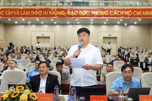 Cử tri xã Tuần Giáo, tỉnh Điện Biên gửi nhiều kiến nghị đến các ứng viên đại biểu Quốc hội khi về gặp gỡ, tiếp xúc cử tri tại địa bàn. Ảnh: NGỌC THANH