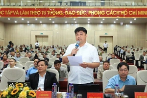 Cử tri xã Tuần Giáo, tỉnh Điện Biên gửi nhiều kiến nghị đến các ứng viên đại biểu Quốc hội khi về gặp gỡ, tiếp xúc cử tri tại địa bàn. Ảnh: NGỌC THANH