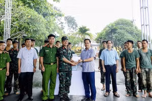 Đồng chí Nguyễn Tiến Đạt, Giám đốc Sở Nội vụ, Phó trưởng Ban Tổ chức Tỉnh ủy Điện Biên thăm, động viên lực lượng lấy mẫu tại nghĩa trang liệt sĩ Him Lam.