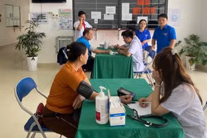 Cán bộ Trung tâm Y tế Nậm Pồ khám bệnh miễn phí cho người dân trên địa bàn vào ngày thứ 7.