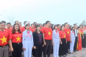 Tập thể cán bộ, công chức Sở Giáo dục và Đào tạo Điện Biên cùng giáo viên, học sinh các trường biên giới chào cờ tại Cột cờ A Pa Chải nơi cực tây Tổ quốc.