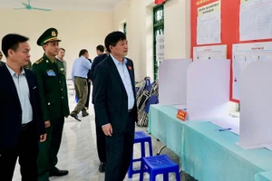 Đồng chí Lê Thành Đô, Phó Bí thư Thường trực Tỉnh ủy, Chủ tịch Hội đồng nhân dân tỉnh kiểm tra công tác chuẩn bị bầu cử tại xã Thanh Nưa, tỉnh Điện Biên.