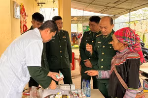 Cán bộ quân y Đồn biên phòng Nậm Nhừ cấp thuốc cho bà con người dân tộc thiểu số ở xã Nà Hỳ. 