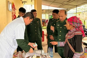 Cán bộ quân y Đồn biên phòng Nậm Nhừ cấp thuốc cho bà con người dân tộc thiểu số ở xã Nà Hỳ. 