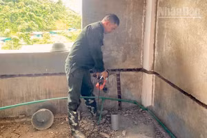 Công nhân Công ty Cổ phần cấp nước Điện Biên đang thi công hệ thống nước tại công trình xây dựng Trường nội trú liên cấp Sín Thầu. 