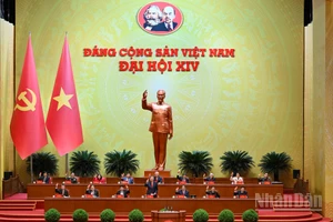 Các đại biểu biểu quyết thông qua Nghị quyết Đại hội XIV của Đảng. (Ảnh: TTXVN)