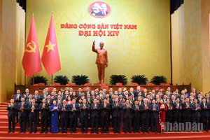 Các đồng chí lãnh đạo Đảng, Nhà nước với các đại biểu tại phiên trù bị Đại hội XIV của Đảng. (Ảnh: ĐĂNG KHOA)