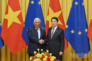 Chủ tịch nước Lương Cường hội đàm với Chủ tịch Hội đồng châu Âu Antonio Costa. (Ảnh: THỦY NGUYÊN)