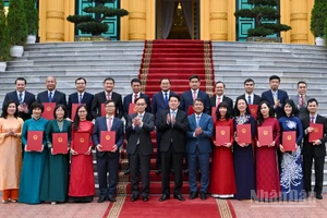 Chủ tịch nước Lương Cường cùng các Đại sứ được bổ nhiệm và đại biểu tại buổi lễ.