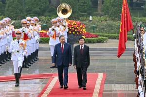 Tổng Bí thư Tô Lâm và Tổng Bí thư, Chủ tịch nước Lào Thongloun Sisoulith duyệt Đội Danh dự Quân đội nhân dân Việt Nam.