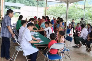 Cán bộ y tế Điện Biên khám bệnh miễn phí cho nhân dân tại điểm trạm y tế Lao Xả Phình, xã Sín Chải.