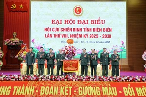 Lãnh đạo Trung ương Hội Cựu chiến binh Việt Nam trao Cờ thi đua xuất sắc năm 2025 cho Hội Cựu chiến binh tỉnh Điện Biên. 