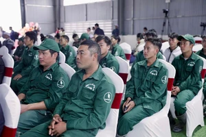 Công nhân Nhà máy chế biến mủ cao-su Điện Biên vô cùng xúc động khi chứng kiến Lễ cắt băng, khánh thành đưa Nhà máy vào hoạt động, kể từ ngày 19/12/2025.