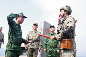 Lực lượng tuần tra thuộc Đồn Biên phòng A Pa Chải và Trạm Hội ngộ Hội đàm Kim Bình bắt đầu nghi thức phối hợp tuần tra từ mốc giới số 3 đến mốc giao điểm đường biên giới ba nước Việt Nam-Trung Quốc-Lào. (Ảnh: ANH DŨNG)