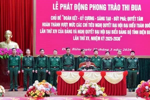 Đại diện chỉ huy các đơn vị thuộc Bộ Chỉ huy quân sự tỉnh Điện Biên ký cam kết thực hiện hiệu quả phong trào thi đua với chủ đề "Đoàn kết-Kỷ cương-Sáng tạo-Bứt phá". (Ảnh: ĐỨC HẠNH)