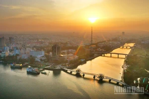 Chiều vàng trên Bến Ninh Kiều.