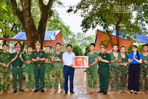 Đồng chí Mùa A Vảng, Ủy viên dự khuyết Trung ương Đảng, Phó Bí thư Tỉnh ủy, Chủ tịch Ủy ban Mặt trận Tổ quốc Việt Nam tỉnh Điện Biên trao quà, động viên lực lượng lấy mẫu tại Nghĩa trang liệt sĩ Độc Lập. 