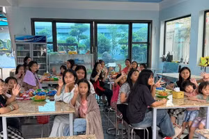 Được tham gia hoạt động trải nghiệm, các cháu học sinh tại Cơ sở Bảo trợ xã hội tổng hợp tỉnh Điện Biên được các cô, bác ở bể bơi LiMo nấu cho các món ăn yêu thích trong không khí gia đình ấm áp, yêu thương.