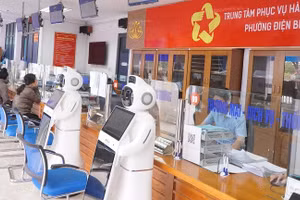 Chủ động đưa rô-bốt AI lễ tân vào phục vụ người dân, doanh nghiệp tại Trung tâm Dịch vụ hành chính công, phường Điện Biên Phủ (tỉnh Điện Biên) tin tưởng sẽ thực hiện tốt việc thí điểm giải quyết thủ tục hành chính theo cơ chế "luồng xanh". 