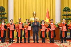 Tổng Bí thư, Chủ tịch nước Tô Lâm trao Quyết định bổ nhiệm chức danh Thẩm phán Tòa án nhân dân tối cao cho các đồng chí được bổ nhiệm.