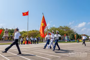 Nghi thức duyệt ngũ dưới cờ Tổ quốc và cột mốc chủ quyền tại đảo Trường Sa.