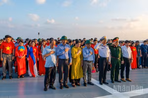 Các đại biểu dành phút mặc niệm tưởng nhớ các Anh hùng liệt sĩ hy sinh để bảo vệ chủ quyền biển, đảo thiêng liêng của Tổ quốc.