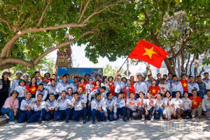 [Ảnh] Nghĩa tình kiều bào giữa muôn trùng đảo xa