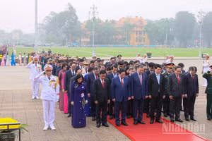 Các đồng chí lãnh đạo Đảng, Nhà nước và các đại biểu Quốc hội thành kính tưởng nhớ Chủ tịch Hồ Chí Minh.