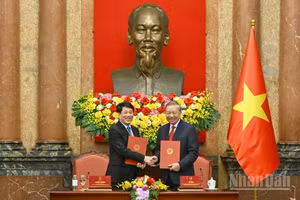 Tổng Bí thư, Chủ tịch nước Tô Lâm và nguyên Chủ tịch nước Lương Cường bàn giao công tác của Chủ tịch nước.