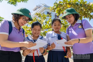 [Ảnh] Trân quý những món quà vượt nghìn cánh sóng 