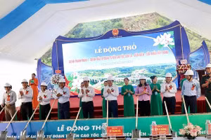 Lãnh đạo tỉnh Điện Biên cùng các đại biểu, cán bộ xã Mường Lạn thực hiện nghi thức động thổ Dự án thành phần "Bồi thường, hỗ trợ, tái định cư, giải phóng mặt bằng" thuộc Dự án đường cao tốc Sơn La-Điện Biên-Cửa khẩu Tây Trang.