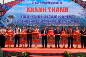 Đại diện lãnh đạo tỉnh Điện Biên cùng nhân dân bản Lồng cắt băng khánh thành, đưa bản Lồng vào khai thác du lịch cộng đồng. 