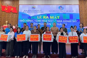 Lãnh đạo xã Nà Hỳ tặng quà ban chủ nhiệm 7 mô hình "Gia đình số-Chi hội số" thuộc xã Nà Hỳ.